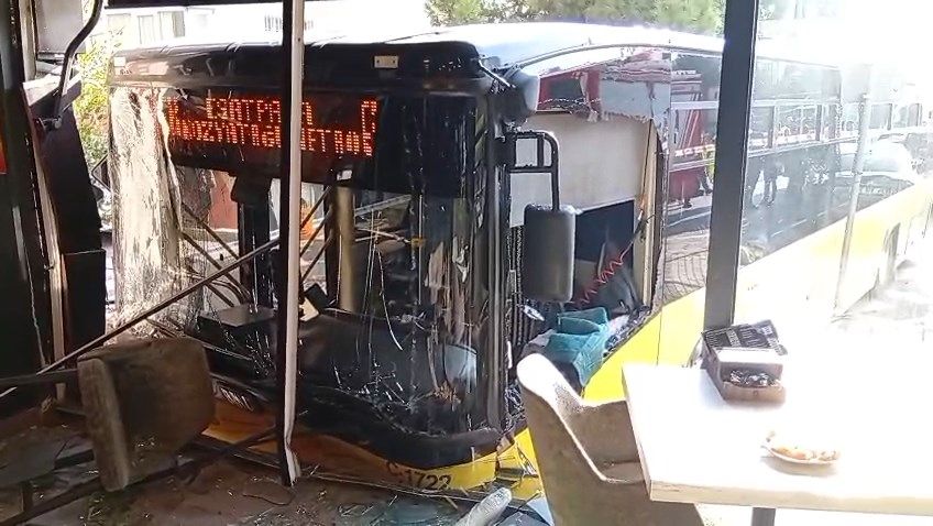 İstanbul’da İETT yine kaza yaptı: Üsküdar’da otobüs börekçiye daldı, 4 yaralı var! 5