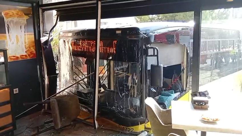 İstanbul’da İETT yine kaza yaptı: Üsküdar’da otobüs börekçiye daldı, 4 yaralı var! 4