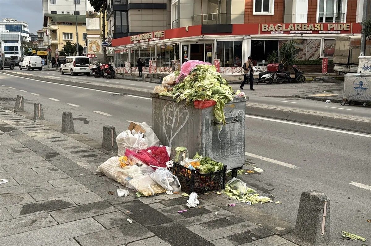 Maltepe’de çöp krizi büyüyor: İşçiler iş bıraktı, sokaklar çöp dağlarıyla kaplandı 3