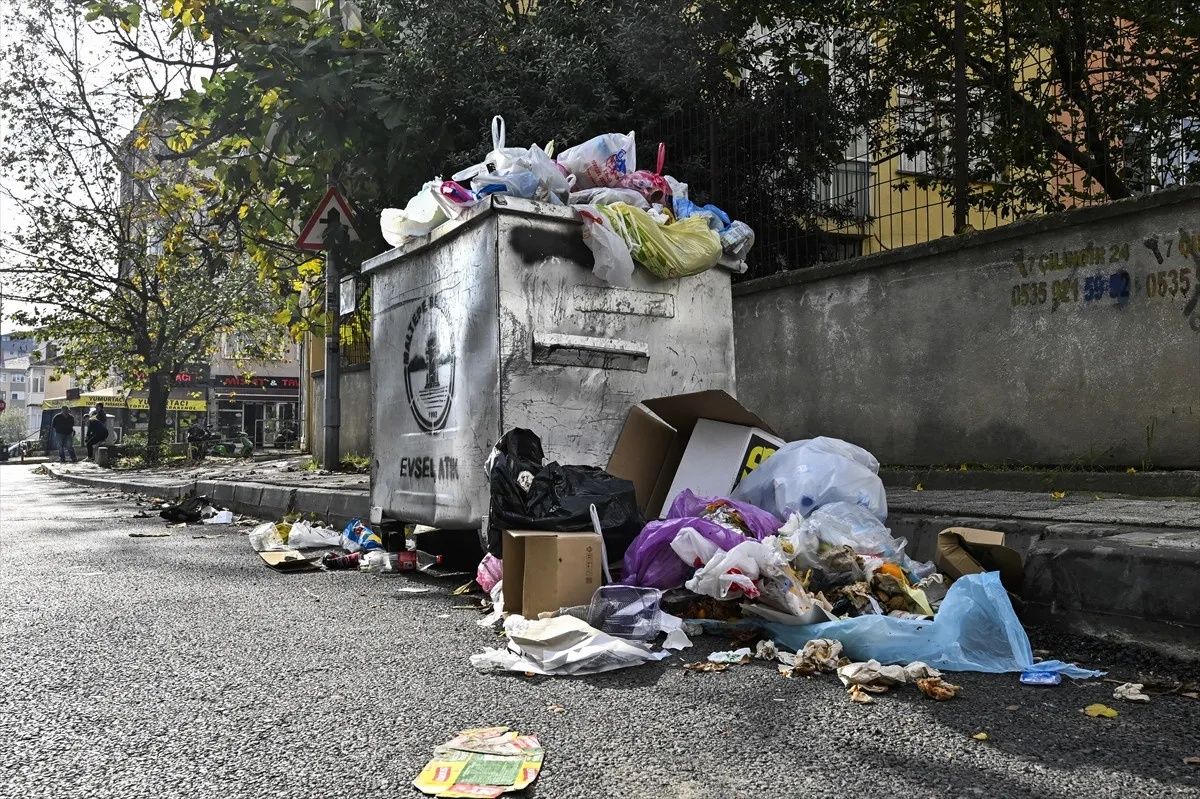 Maltepe’de çöp krizi büyüyor: İşçiler iş bıraktı, sokaklar çöp dağlarıyla kaplandı 9