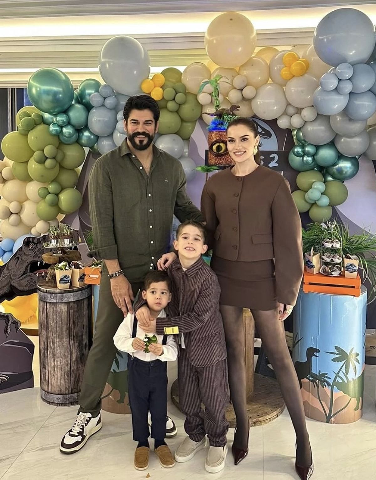 Fahriye Evcen'in photoshop faciası! Dozu fazla kaçırınca eline yüzüne bulaştırdı 1