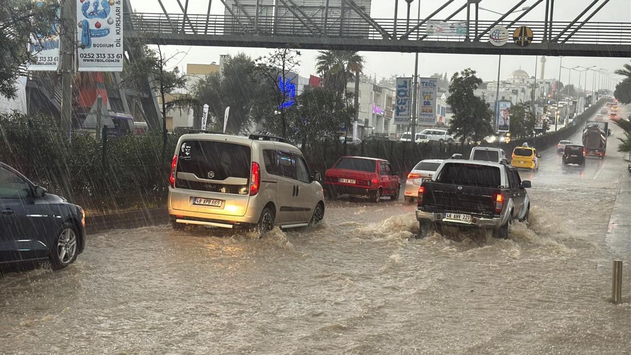 Muğla’da şiddetli yağış alarmı! Bodrum’da hayat durma noktasına geldi 3