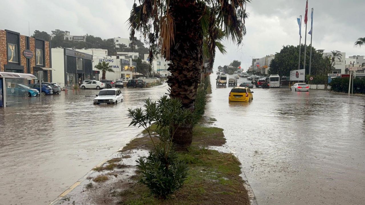 Muğla’da şiddetli yağış alarmı! Bodrum’da hayat durma noktasına geldi 4