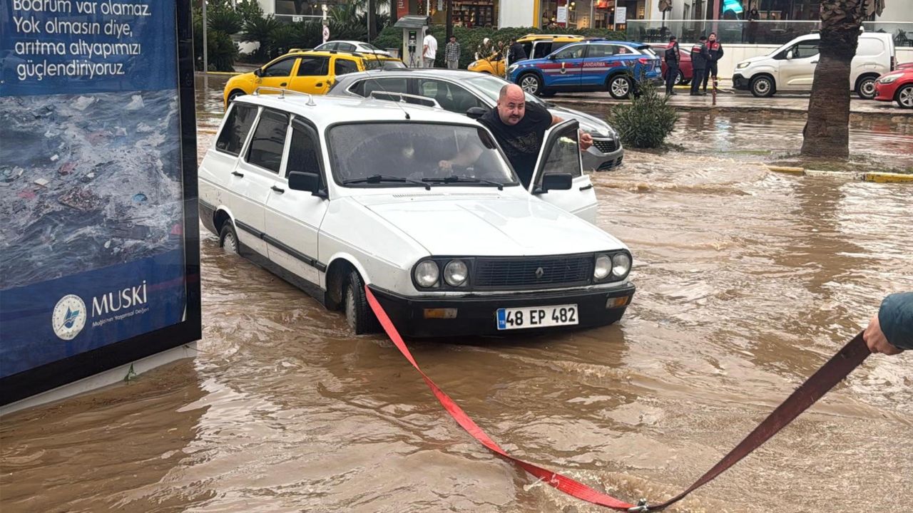 Muğla’da şiddetli yağış alarmı! Bodrum’da hayat durma noktasına geldi 5