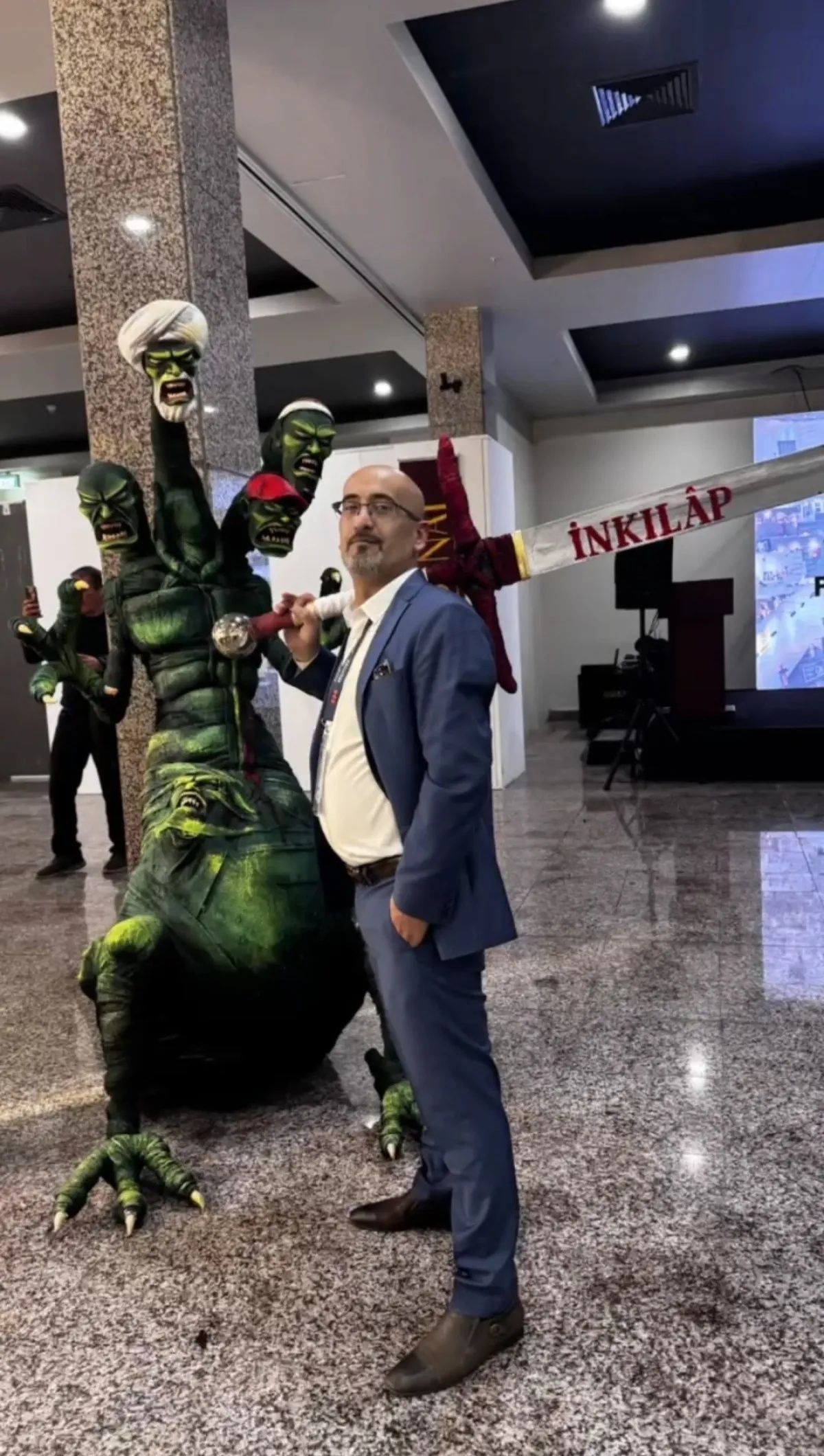 Sanat adı altında provokasyon! Lütfi Kırdar’daki skandal heykelde gözaltı: Sanatçı ve sorumlu yakalandı! 5