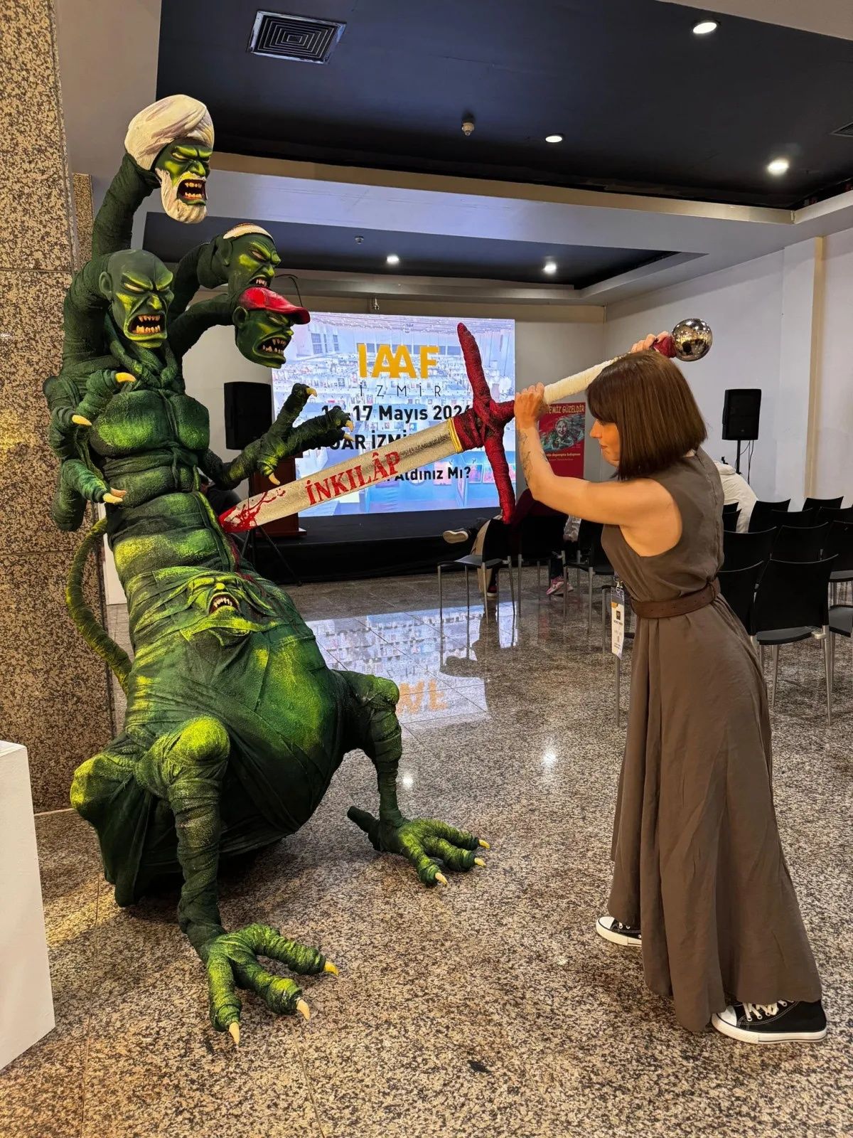 Sanat adı altında provokasyon! Lütfi Kırdar’daki skandal heykelde gözaltı: Sanatçı ve sorumlu yakalandı! 4