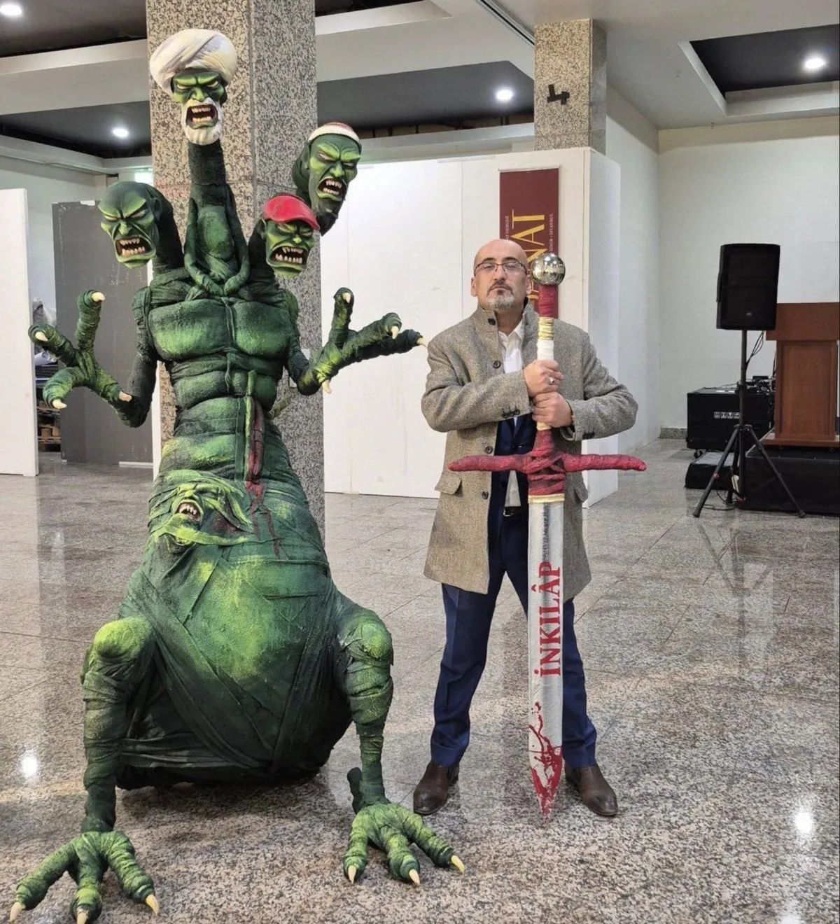 Sanat adı altında provokasyon! Lütfi Kırdar’daki skandal heykelde gözaltı: Sanatçı ve sorumlu yakalandı! 2