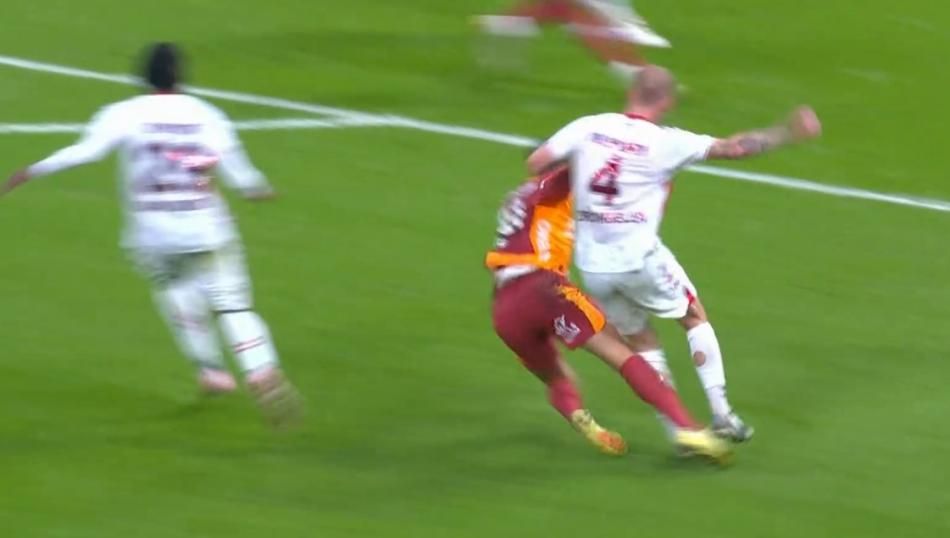 "VAR'ın görüp çağırmaması ahlaksızlık! Hakem de görüyor ama korktuğu için penaltı vermiyor!" diyen de var, "Kol doğal pozisyonda" diyen de! 19