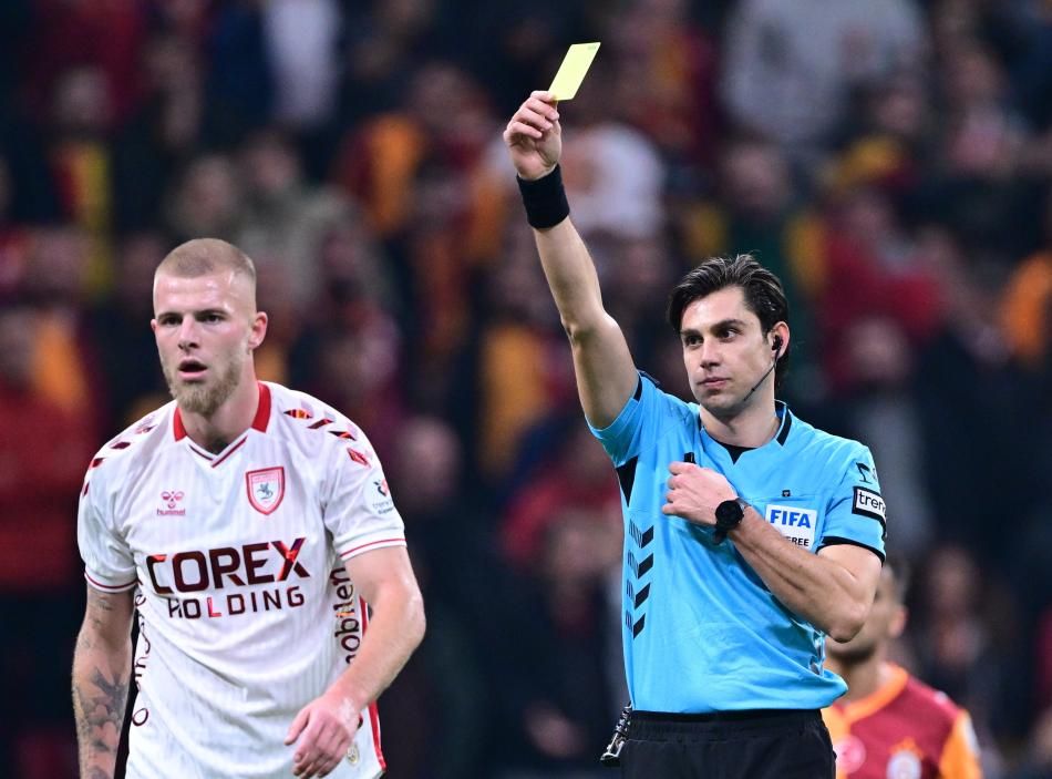 "VAR'ın görüp çağırmaması ahlaksızlık! Hakem de görüyor ama korktuğu için penaltı vermiyor!" diyen de var, "Kol doğal pozisyonda" diyen de! 27