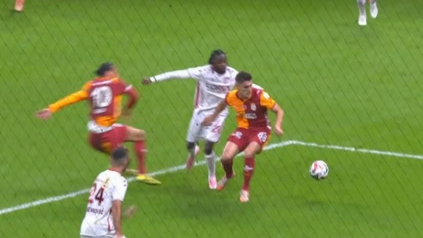 "VAR'ın görüp çağırmaması ahlaksızlık! Hakem de görüyor ama korktuğu için penaltı vermiyor!" diyen de var, "Kol doğal pozisyonda" diyen de! 16