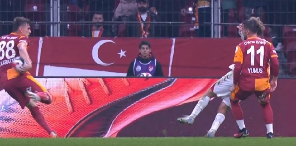"VAR'ın görüp çağırmaması ahlaksızlık! Hakem de görüyor ama korktuğu için penaltı vermiyor!" diyen de var, "Kol doğal pozisyonda" diyen de! 24