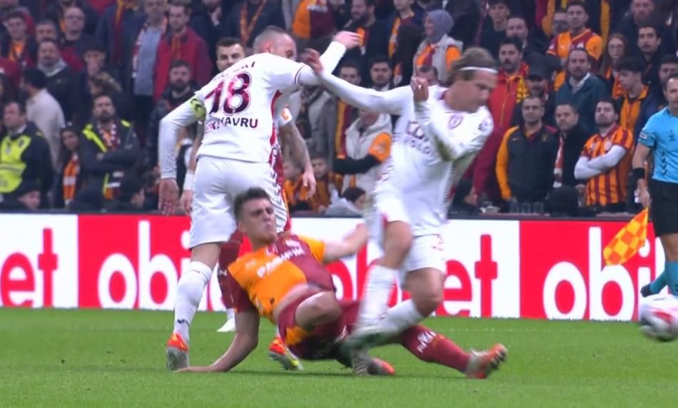 "VAR'ın görüp çağırmaması ahlaksızlık! Hakem de görüyor ama korktuğu için penaltı vermiyor!" diyen de var, "Kol doğal pozisyonda" diyen de! 4