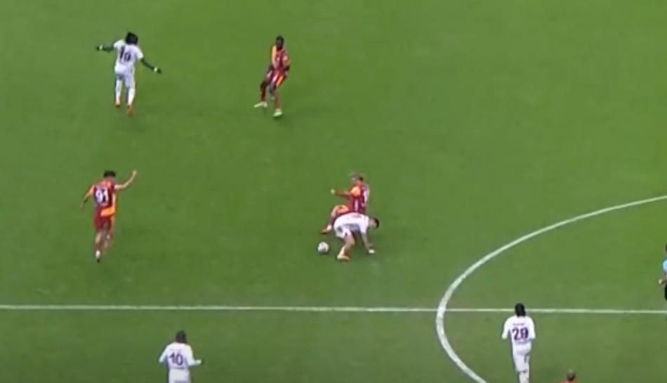 "VAR'ın görüp çağırmaması ahlaksızlık! Hakem de görüyor ama korktuğu için penaltı vermiyor!" diyen de var, "Kol doğal pozisyonda" diyen de! 20