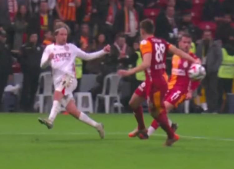"VAR'ın görüp çağırmaması ahlaksızlık! Hakem de görüyor ama korktuğu için penaltı vermiyor!" diyen de var, "Kol doğal pozisyonda" diyen de! 25