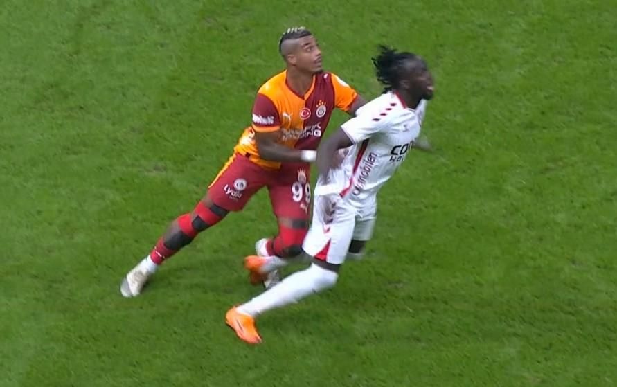"VAR'ın görüp çağırmaması ahlaksızlık! Hakem de görüyor ama korktuğu için penaltı vermiyor!" diyen de var, "Kol doğal pozisyonda" diyen de! 6