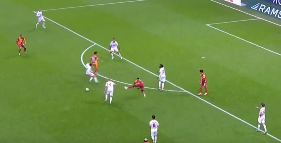 "VAR'ın görüp çağırmaması ahlaksızlık! Hakem de görüyor ama korktuğu için penaltı vermiyor!" diyen de var, "Kol doğal pozisyonda" diyen de! 8