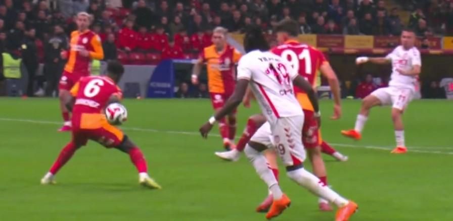 "VAR'ın görüp çağırmaması ahlaksızlık! Hakem de görüyor ama korktuğu için penaltı vermiyor!" diyen de var, "Kol doğal pozisyonda" diyen de! 11