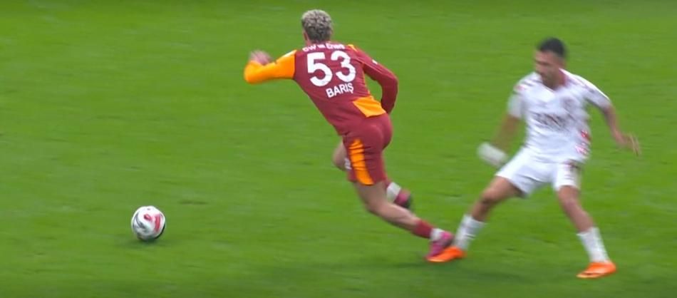 "VAR'ın görüp çağırmaması ahlaksızlık! Hakem de görüyor ama korktuğu için penaltı vermiyor!" diyen de var, "Kol doğal pozisyonda" diyen de! 14
