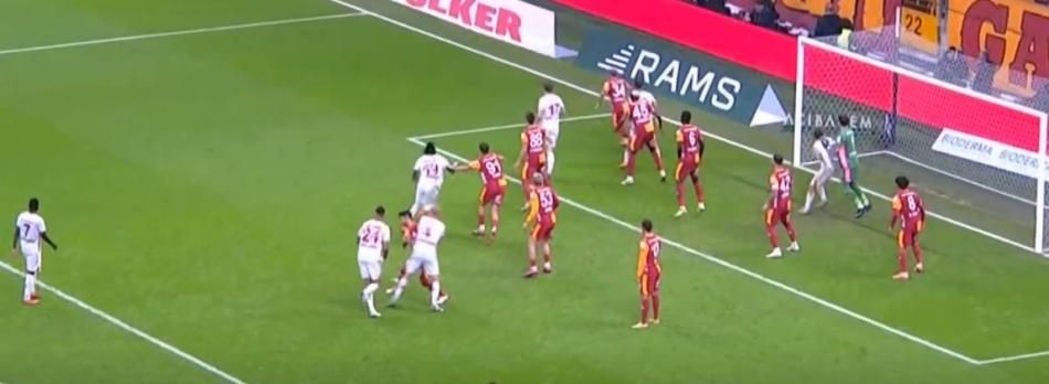 "VAR'ın görüp çağırmaması ahlaksızlık! Hakem de görüyor ama korktuğu için penaltı vermiyor!" diyen de var, "Kol doğal pozisyonda" diyen de! 12