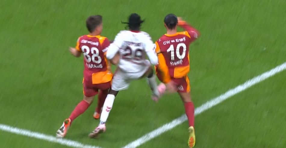 "VAR'ın görüp çağırmaması ahlaksızlık! Hakem de görüyor ama korktuğu için penaltı vermiyor!" diyen de var, "Kol doğal pozisyonda" diyen de! 15