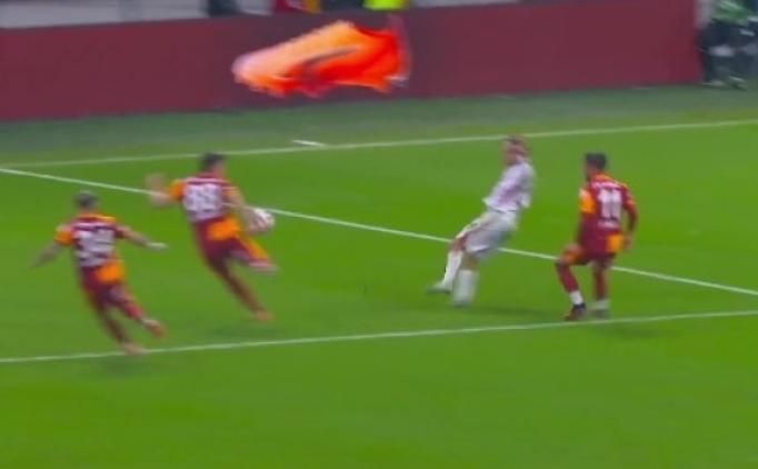 "VAR'ın görüp çağırmaması ahlaksızlık! Hakem de görüyor ama korktuğu için penaltı vermiyor!" diyen de var, "Kol doğal pozisyonda" diyen de! 26