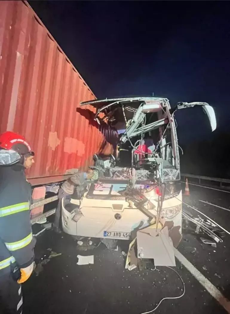 Yolcu otobüsü TIR'a çarptı! Adana–Gaziantep otoyolunda korkunç kaza: 6 kişi hayatını kaybetti! İlk görüntüler geldi... 2
