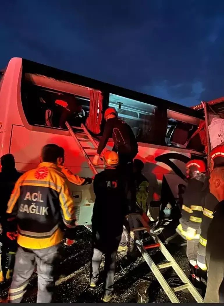 Yolcu otobüsü TIR'a çarptı! Adana–Gaziantep otoyolunda korkunç kaza: 6 kişi hayatını kaybetti! İlk görüntüler geldi... 3