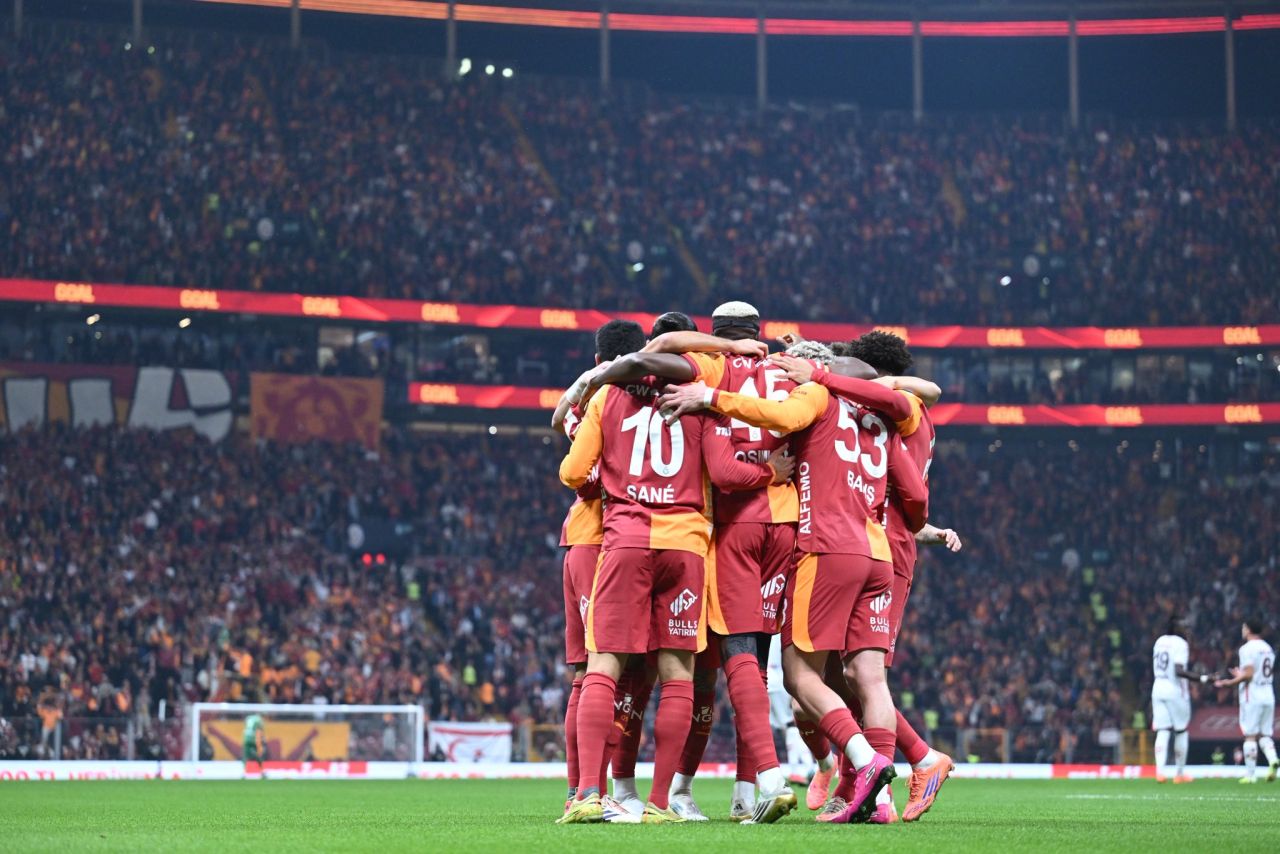 "Bu nasıl kadro? Ben mi yaptım bu kadroyu? Beni tansiyon hastası yaptınız!" Hasan Şaş Galatasaray maçı sonrası canlı yayında çıldırdı 1