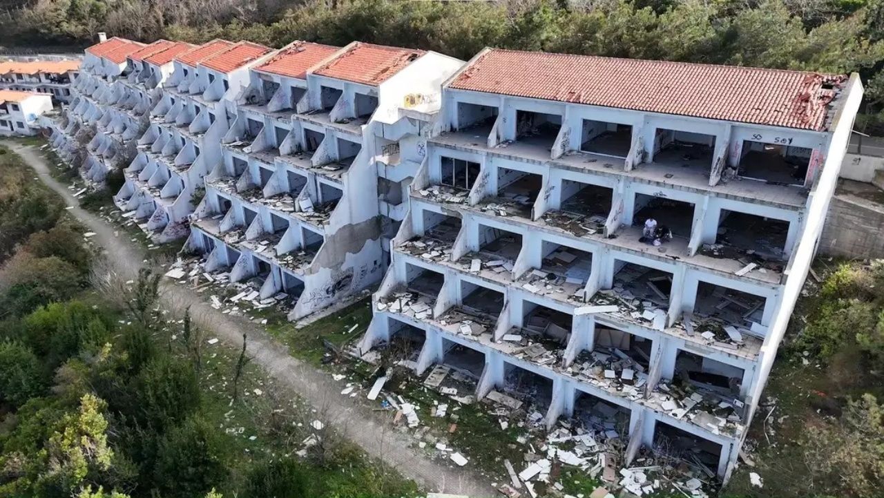 Milyon dolarlık otel harabeye döndü! Ünlü otel tinercilerin meskeni oldu 2