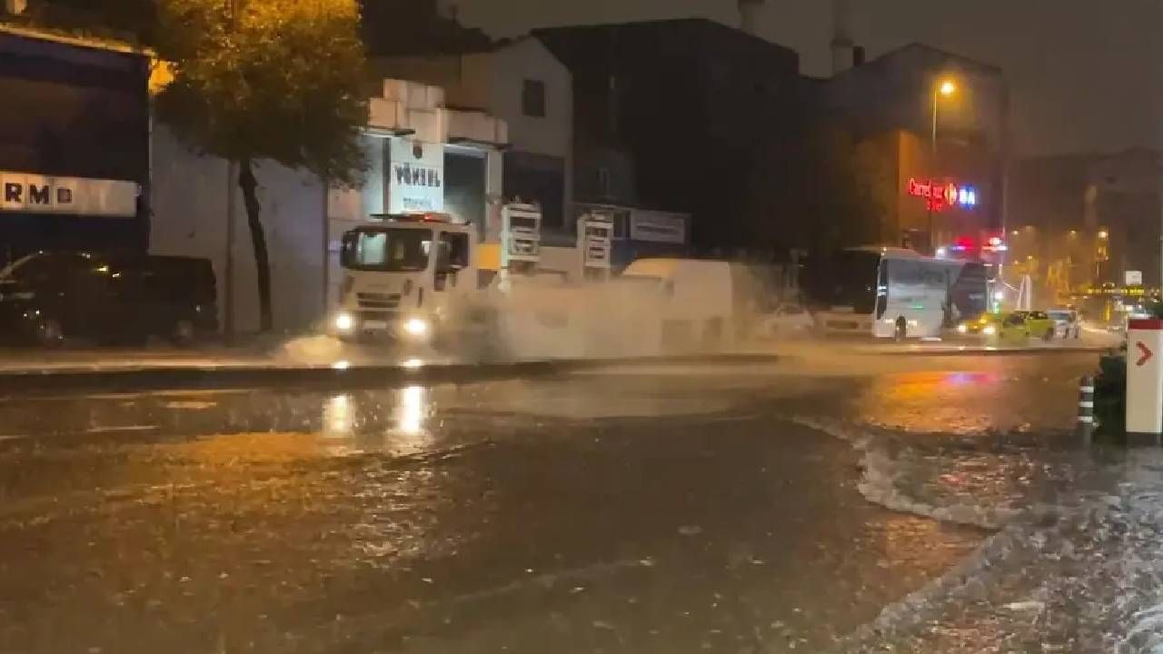 İBB sınıfta kaldı: İstanbul’da sağanak alarmı: Evleri su bastı, caddeler nehre döndü 1