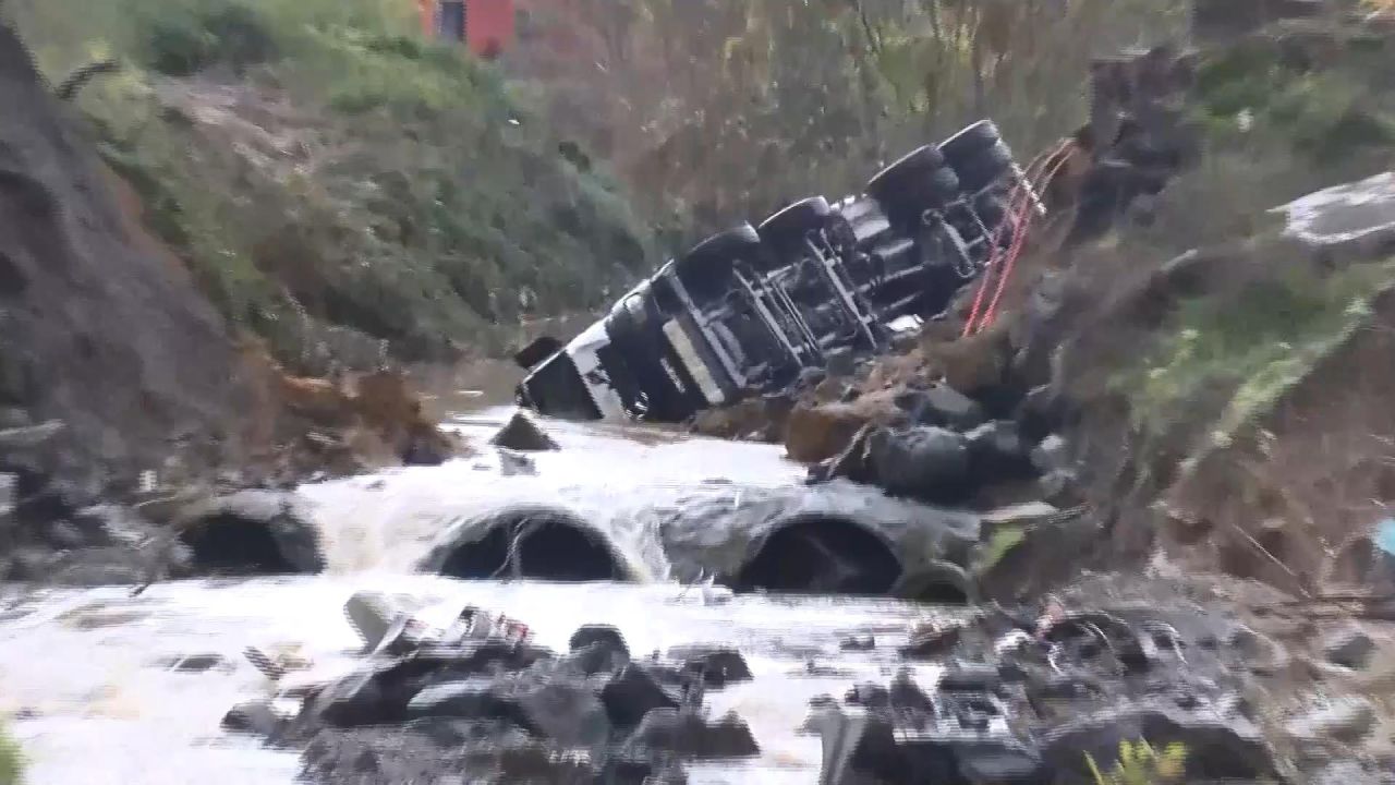 İstanbul'da en fazla yağış alan ilçe Sarıyer oldu! Yol çöktü, araçlar dereye yuvarlandı 3