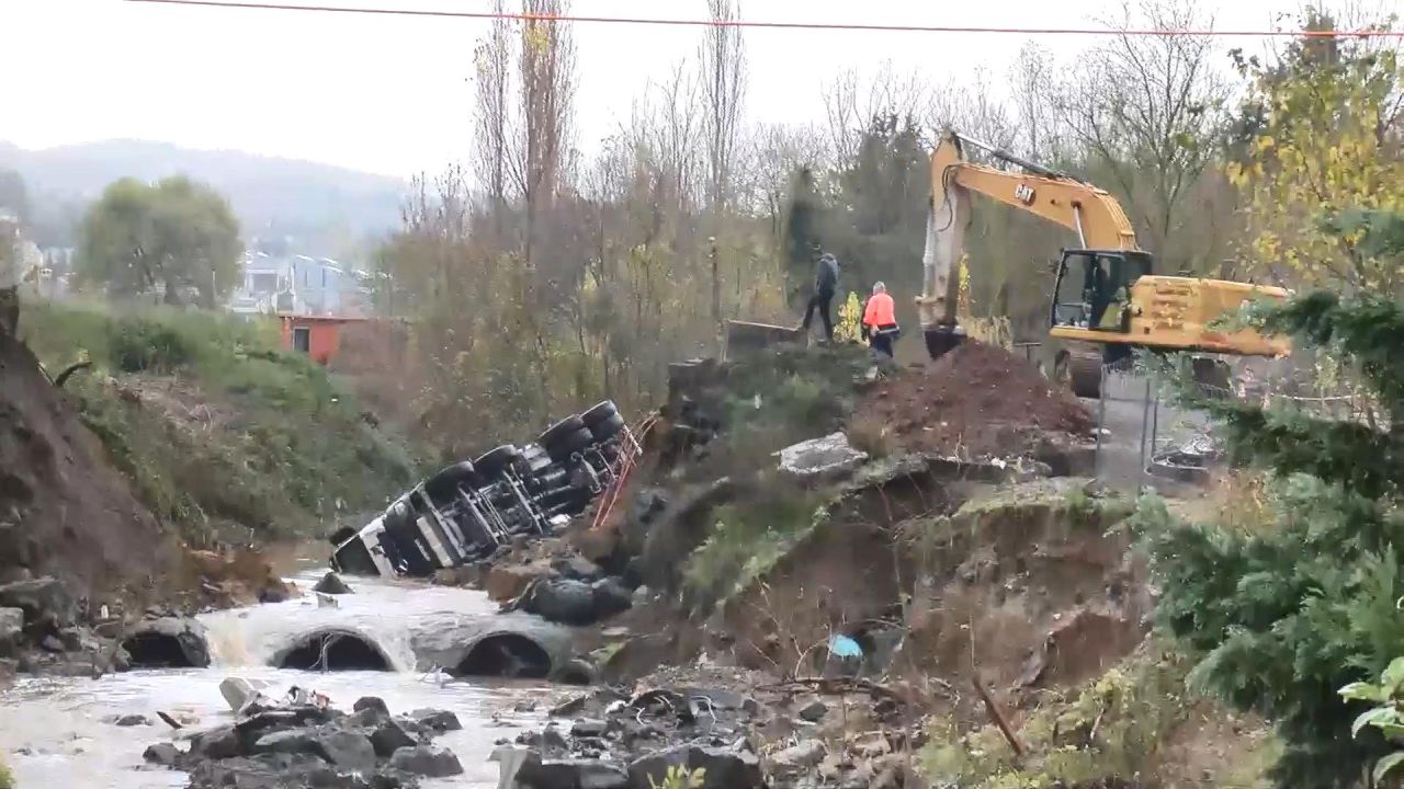 İstanbul'da en fazla yağış alan ilçe Sarıyer oldu! Yol çöktü, araçlar dereye yuvarlandı 4