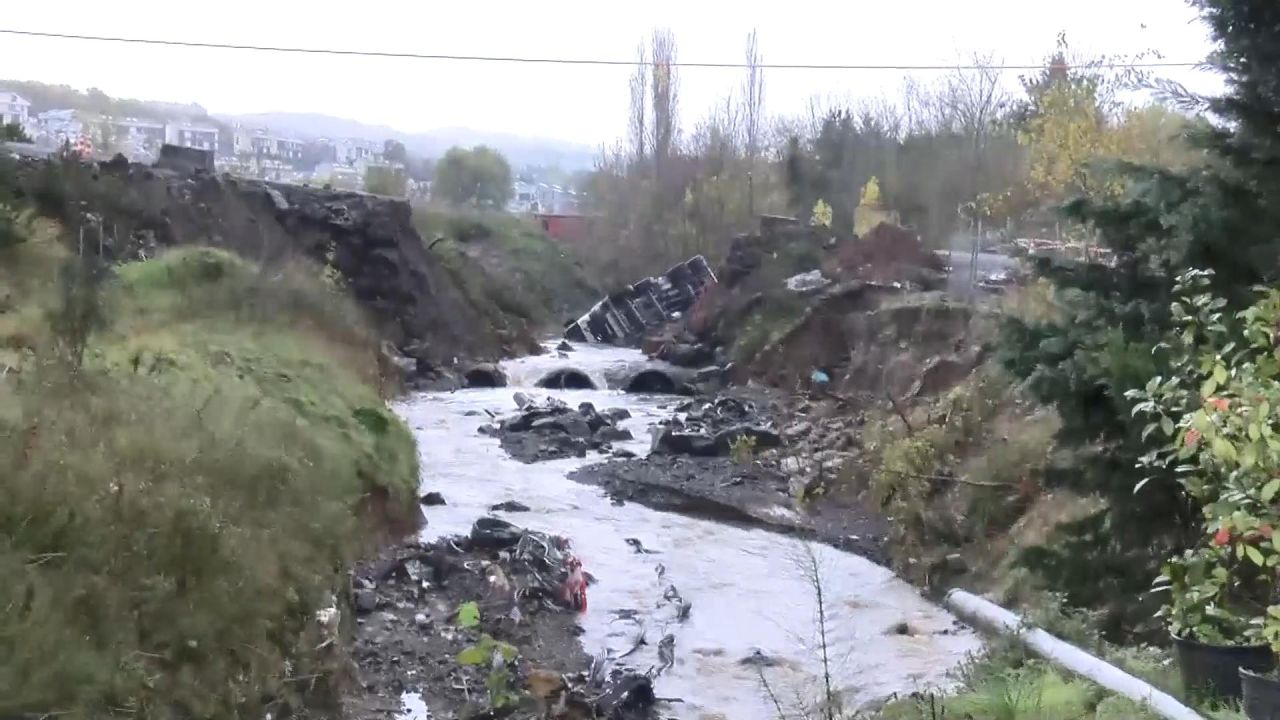 İstanbul'da en fazla yağış alan ilçe Sarıyer oldu! Yol çöktü, araçlar dereye yuvarlandı 1