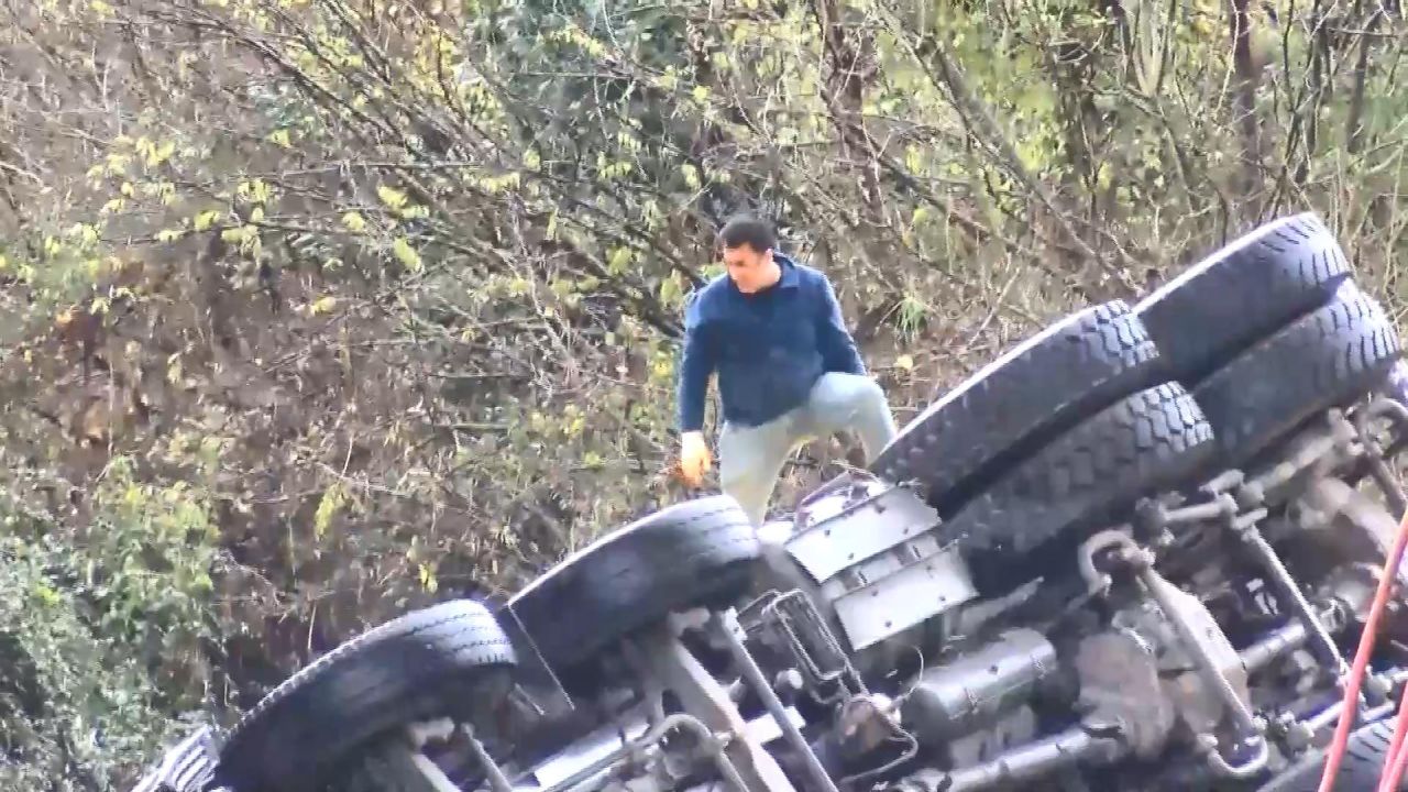 İstanbul'da en fazla yağış alan ilçe Sarıyer oldu! Yol çöktü, araçlar dereye yuvarlandı 7