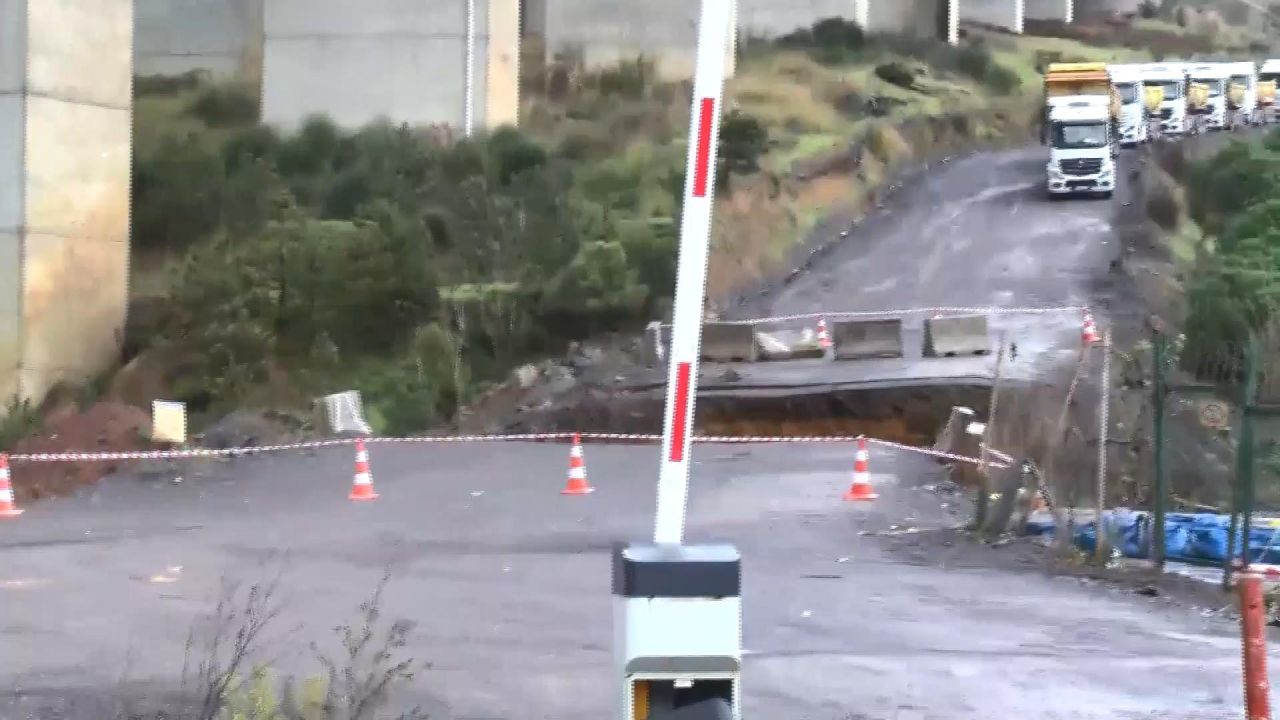 İstanbul'da en fazla yağış alan ilçe Sarıyer oldu! Yol çöktü, araçlar dereye yuvarlandı 2