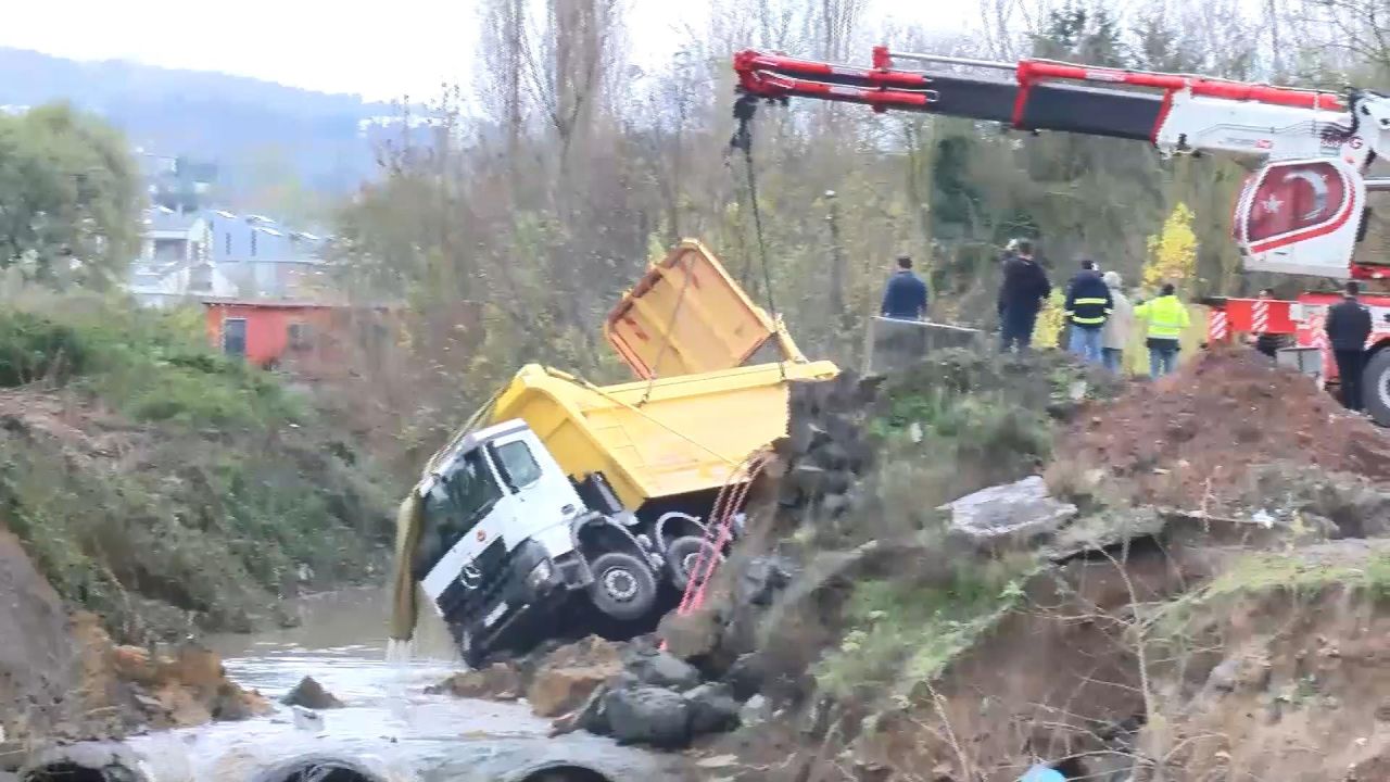 İstanbul'da en fazla yağış alan ilçe Sarıyer oldu! Yol çöktü, araçlar dereye yuvarlandı 5