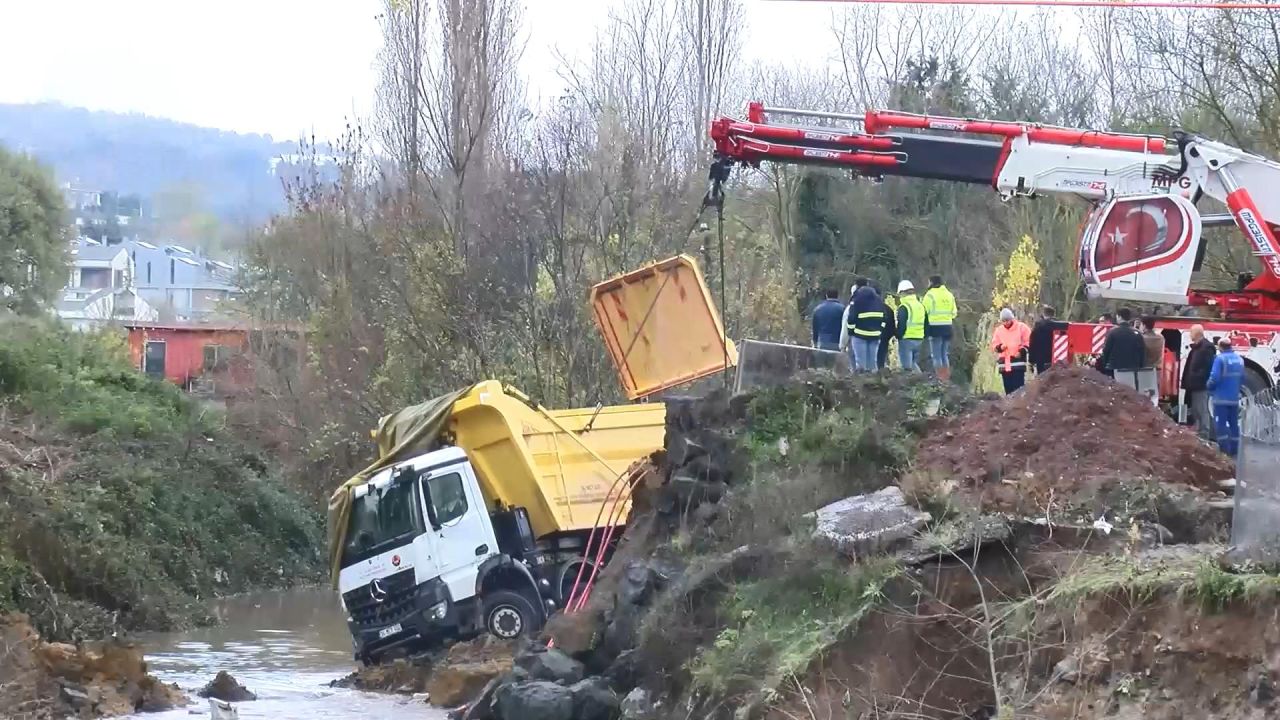 İstanbul'da en fazla yağış alan ilçe Sarıyer oldu! Yol çöktü, araçlar dereye yuvarlandı 6