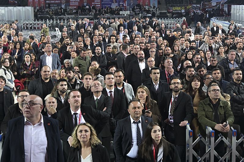 Özgür Özel'in A takımı daha ilk gününde krize gömüldü! Tartışmalı vekil MYK’ya alındı, tepkiler çığ gibi... 9