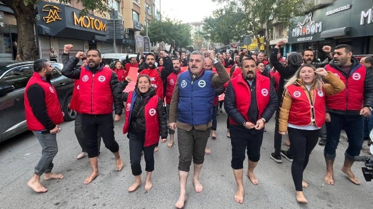 İzmir’de maaş isyanı büyüyor! Haklarını alamayan işçiler iş Bıraktı, çıplak ayak yürüdü 1