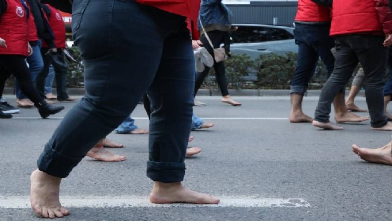 İzmir’de maaş isyanı büyüyor! Haklarını alamayan işçiler iş Bıraktı, çıplak ayak yürüdü 2