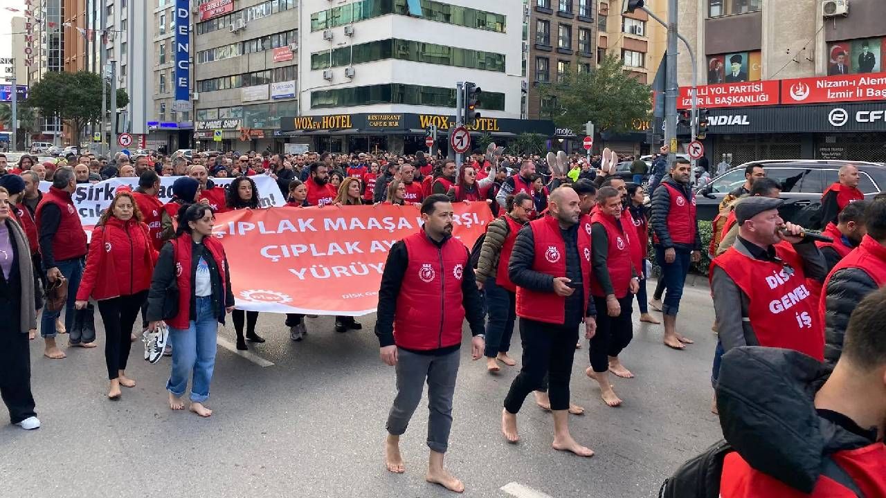 İzmir’de maaş isyanı büyüyor! Haklarını alamayan işçiler iş Bıraktı, çıplak ayak yürüdü 3