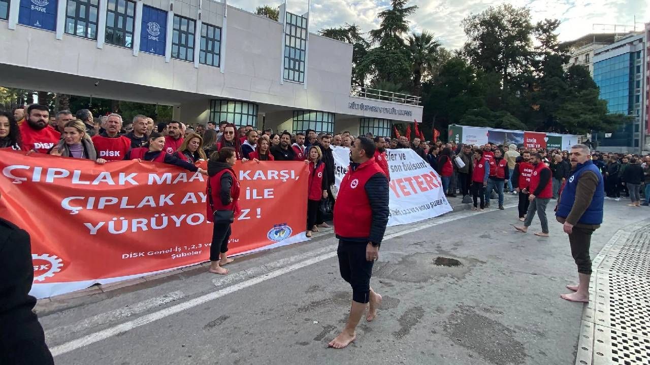 İzmir’de maaş isyanı büyüyor! Haklarını alamayan işçiler iş Bıraktı, çıplak ayak yürüdü 5