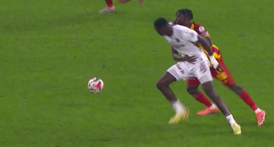 Hakem Göztepe'yi katletmiş! Trabzonspor aleyhine penaltı ve kırmızı kart verilmedi! İşte hakem yorumcularının tespitleri 4