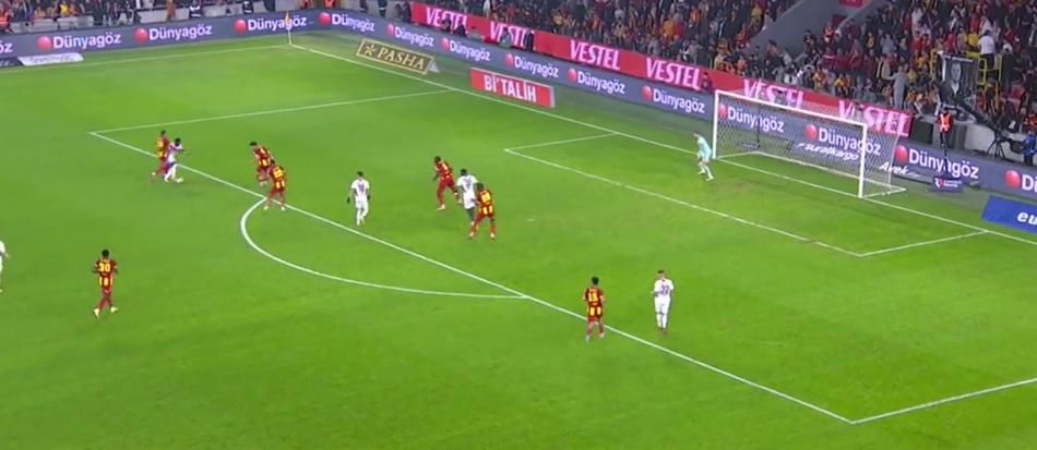 Hakem Göztepe'yi katletmiş! Trabzonspor aleyhine penaltı ve kırmızı kart verilmedi! İşte hakem yorumcularının tespitleri 2