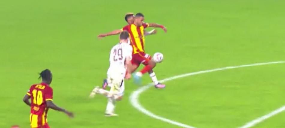 Hakem Göztepe'yi katletmiş! Trabzonspor aleyhine penaltı ve kırmızı kart verilmedi! İşte hakem yorumcularının tespitleri 8