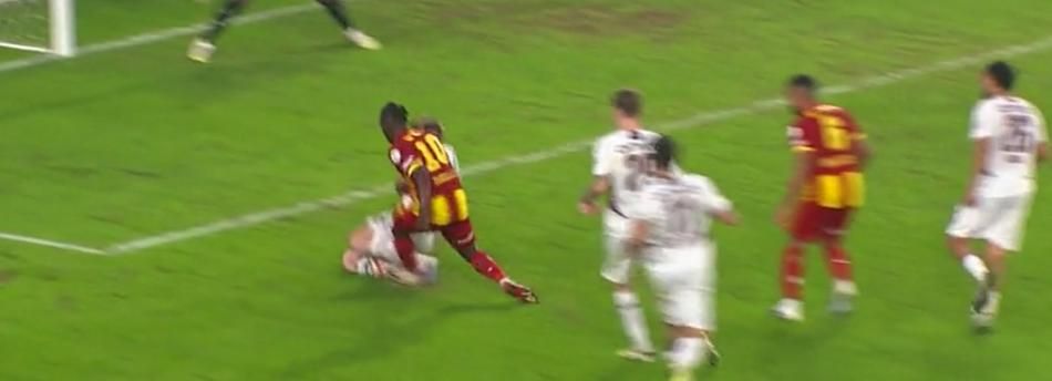 Hakem Göztepe'yi katletmiş! Trabzonspor aleyhine penaltı ve kırmızı kart verilmedi! İşte hakem yorumcularının tespitleri 13