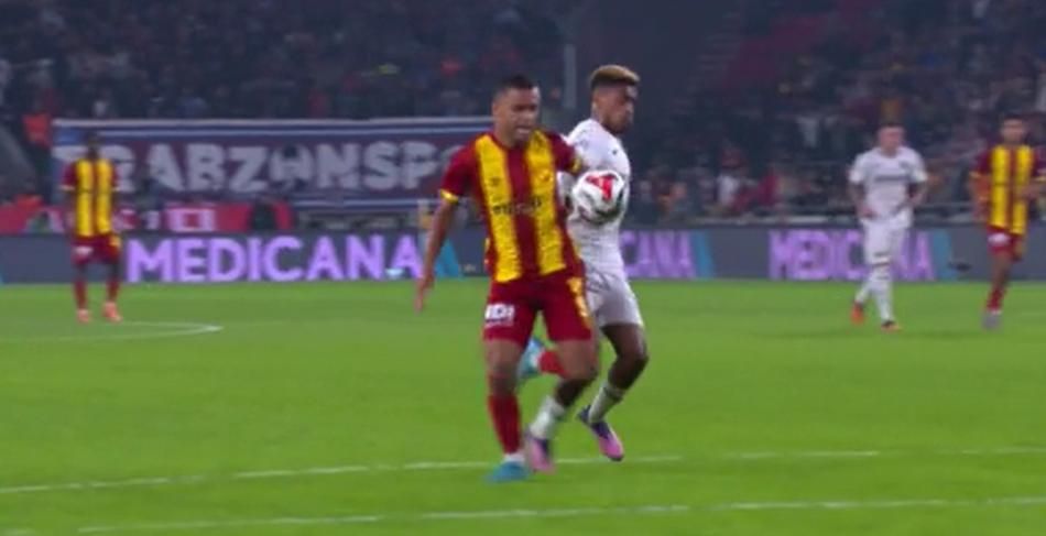 Hakem Göztepe'yi katletmiş! Trabzonspor aleyhine penaltı ve kırmızı kart verilmedi! İşte hakem yorumcularının tespitleri 9