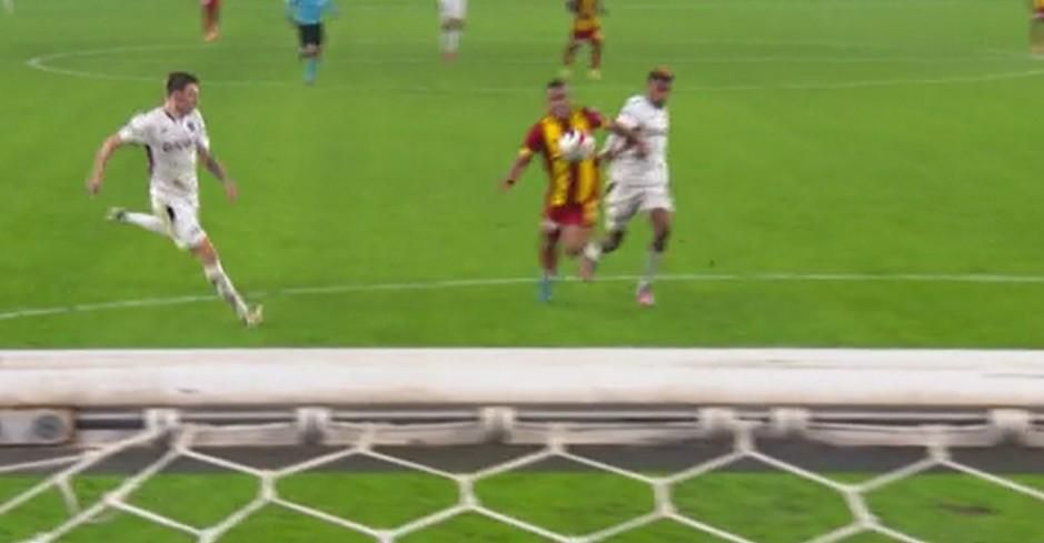 Hakem Göztepe'yi katletmiş! Trabzonspor aleyhine penaltı ve kırmızı kart verilmedi! İşte hakem yorumcularının tespitleri 6