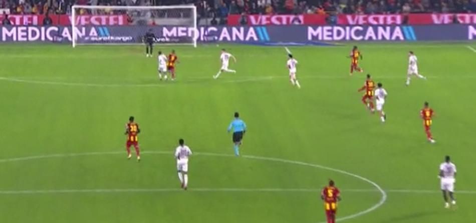 Hakem Göztepe'yi katletmiş! Trabzonspor aleyhine penaltı ve kırmızı kart verilmedi! İşte hakem yorumcularının tespitleri 10