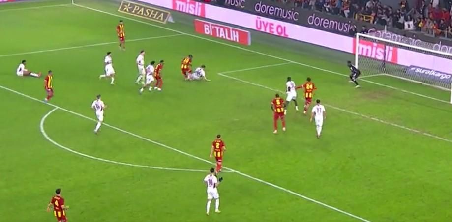Hakem Göztepe'yi katletmiş! Trabzonspor aleyhine penaltı ve kırmızı kart verilmedi! İşte hakem yorumcularının tespitleri 14